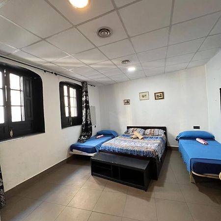 Hostal Milan Alicante Exterior foto A room at the hostel