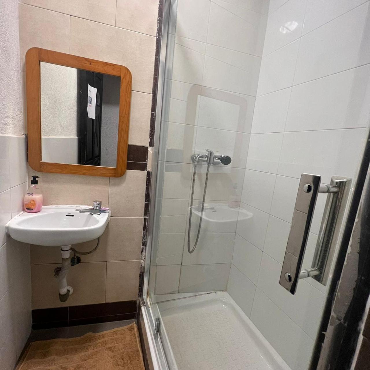 Hostal Milan Alicante Exterior foto A shower cubicle