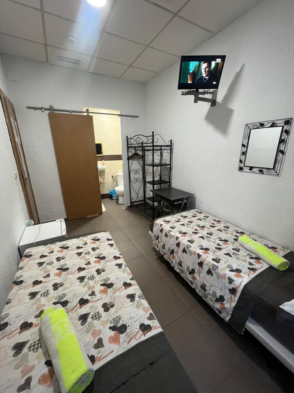 Hostal Milan Alicante Exterior foto A room at a love hotel in Japan