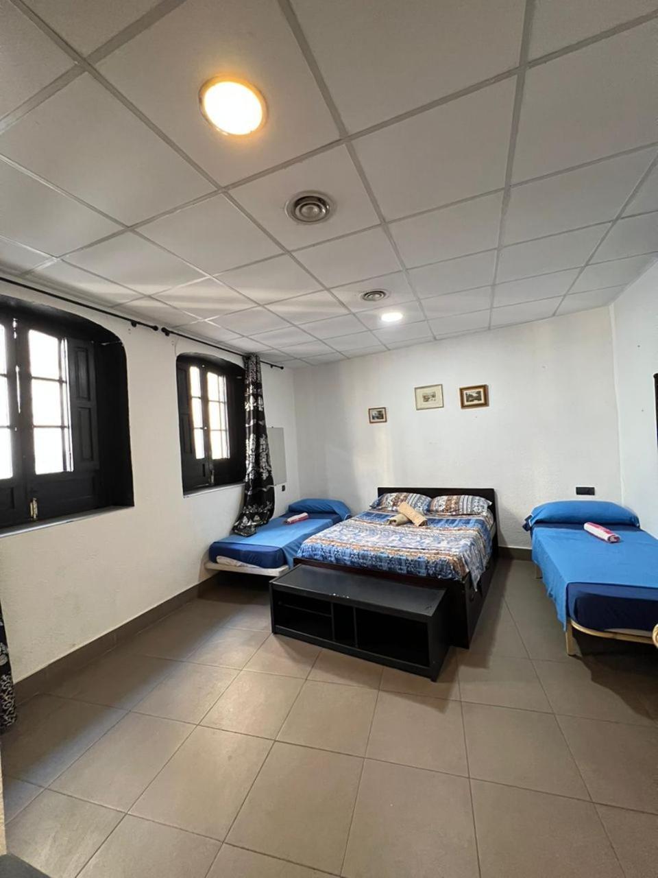Hostal Milan Alicante Exterior foto A room at the hostel