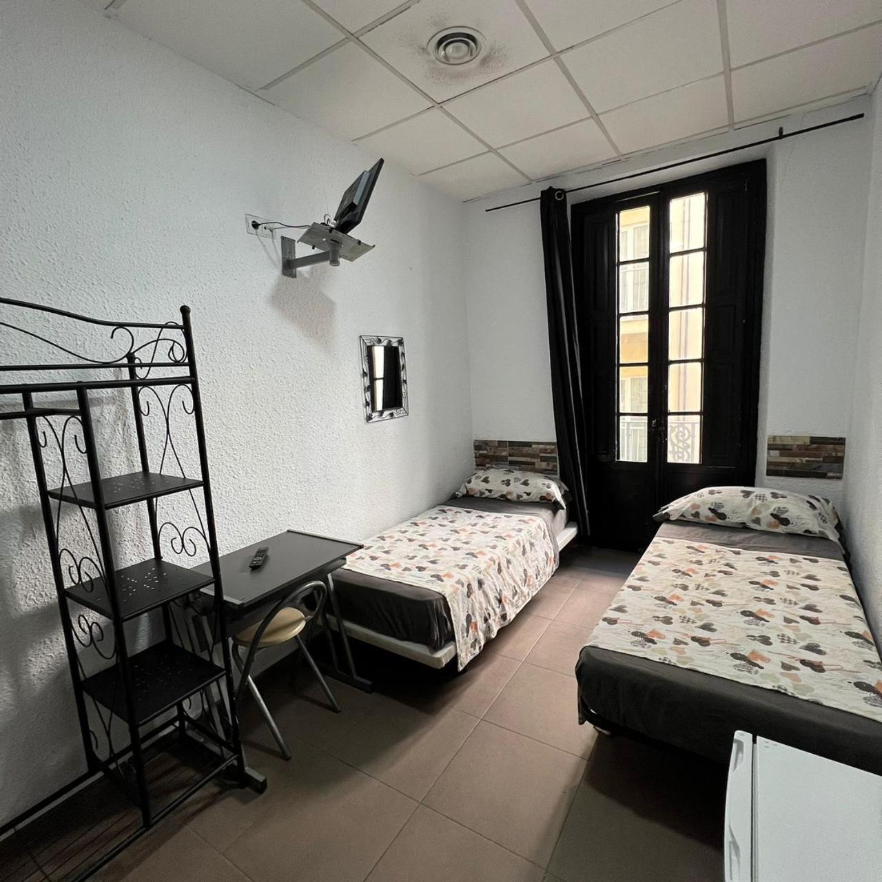 Hostal Milan Alicante Exterior foto A typical hostel room in Spain