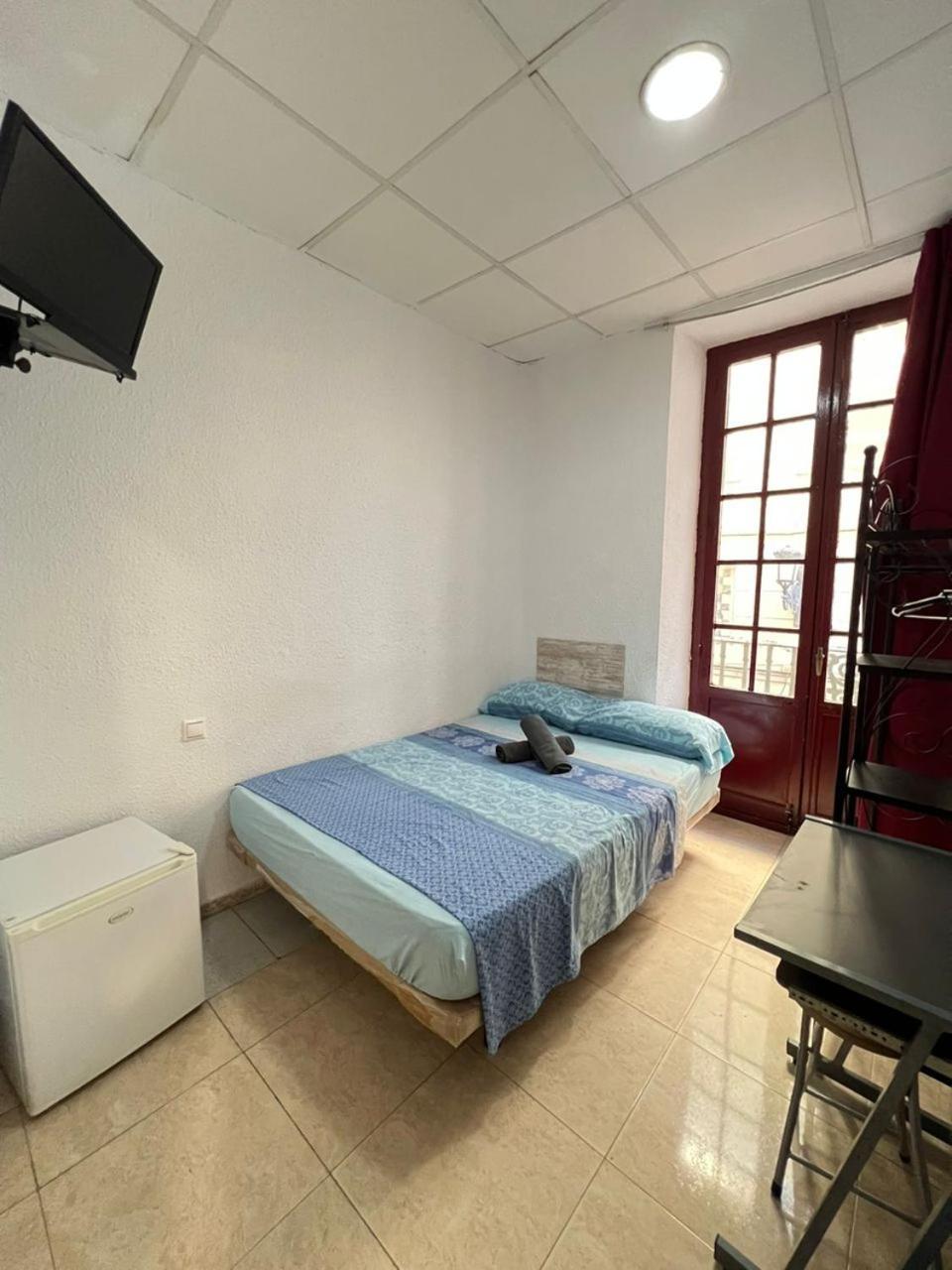 Hostal Milan Alicante Exterior foto A room at the hostel