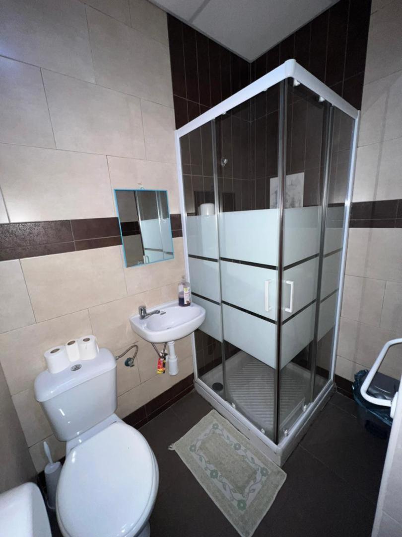 Hostal Milan Alicante Exterior foto A shower cubicle