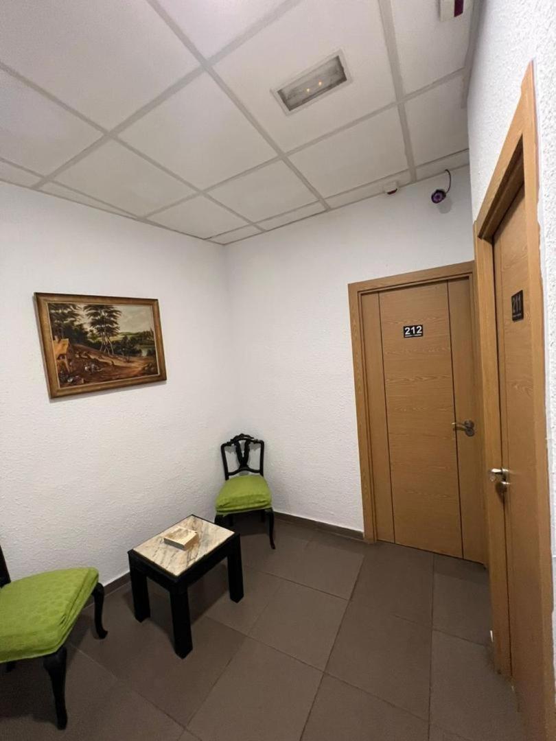 Hostal Milan Alicante Exterior foto The waiting room of a doctor's office
