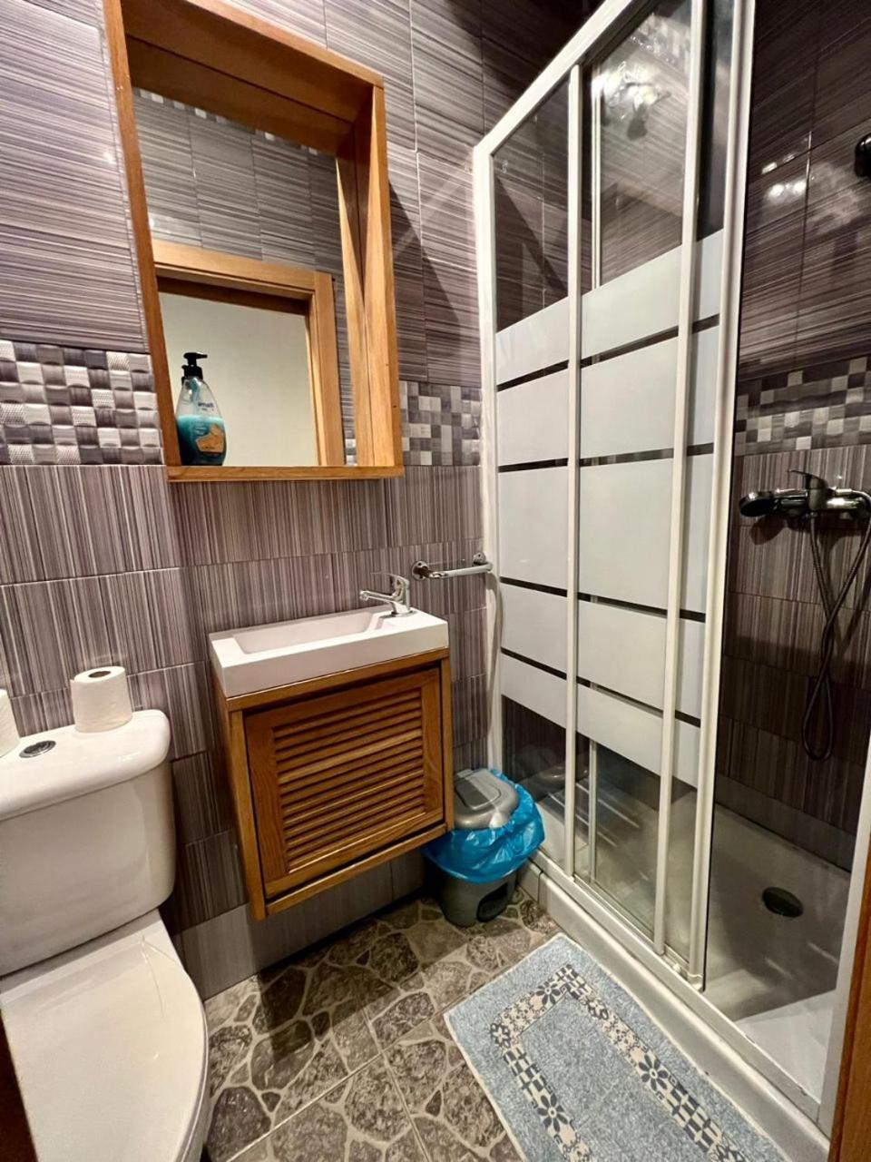 Hostal Milan Alicante Exterior foto Bathroom with shower enclosure