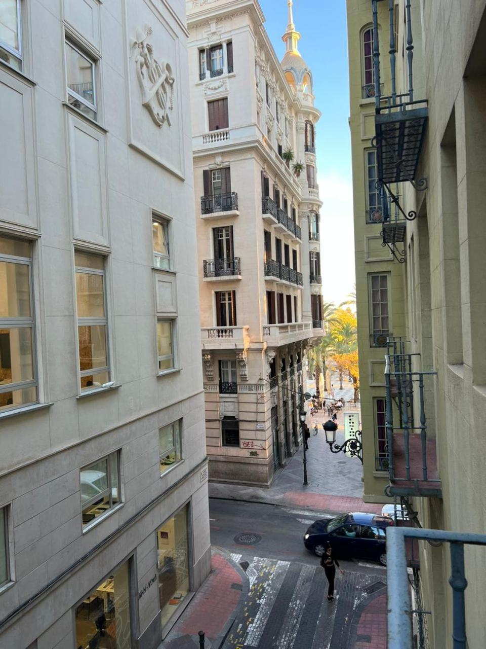 Hostal Milan Alicante Exterior foto The narrow streets of the quarter