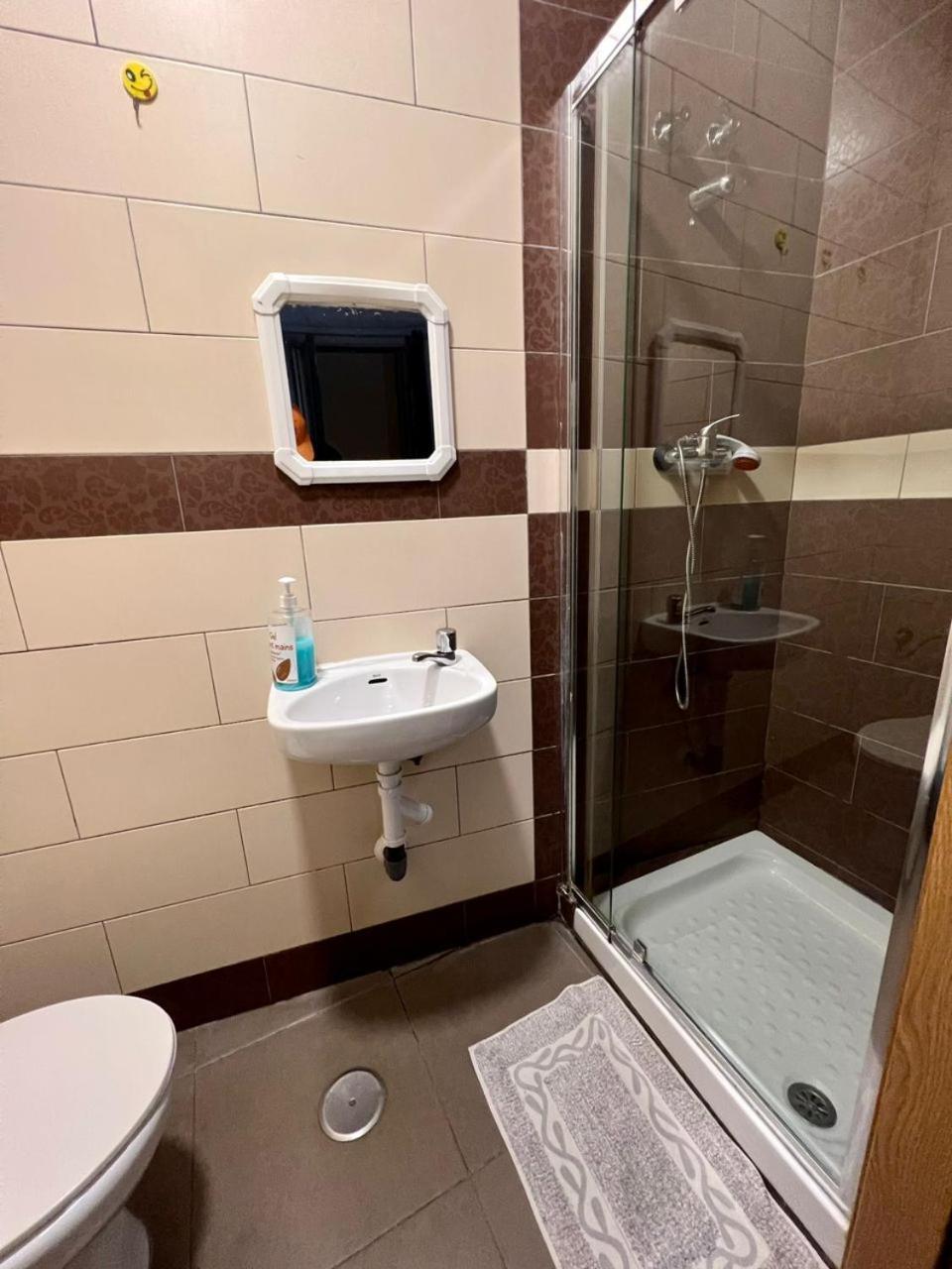 Hostal Milan Alicante Exterior foto A shower cubicle