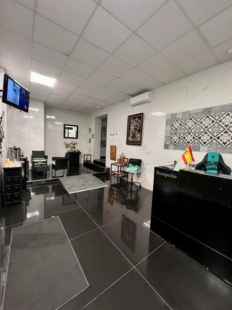 Hostal Milan Alicante Exterior foto Reception area of the Embassy of Spain in Tirana