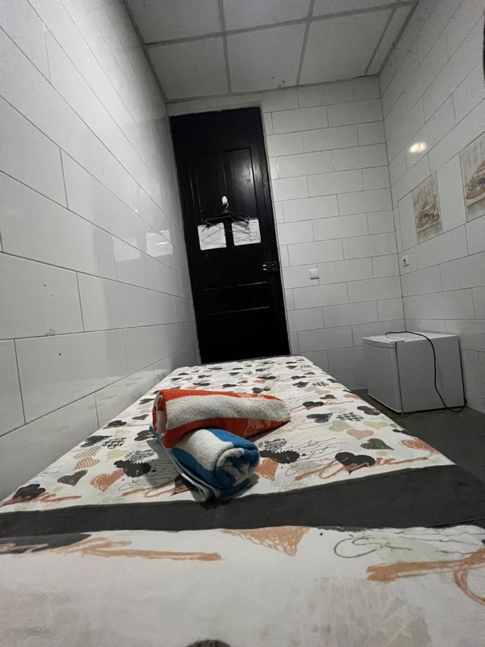 Hostal Milan Alicante Exterior foto A cell in the prison