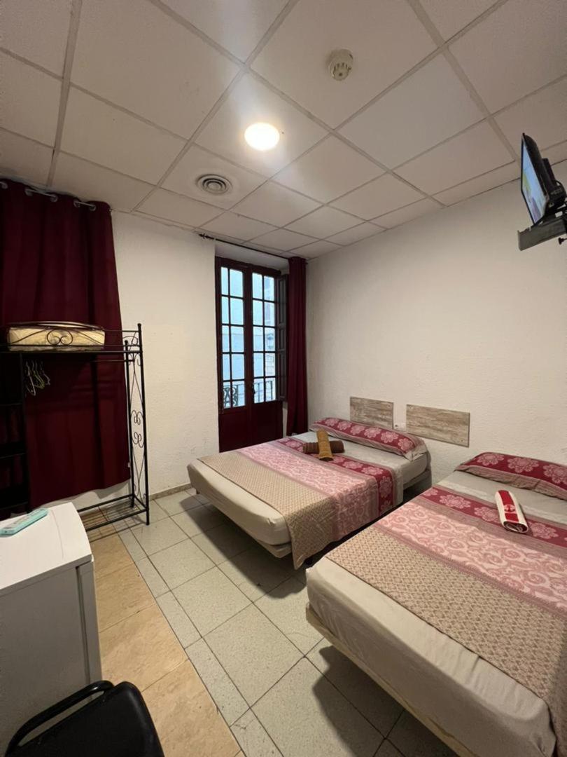 Hostal Milan Alicante Exterior foto A room at the hotel