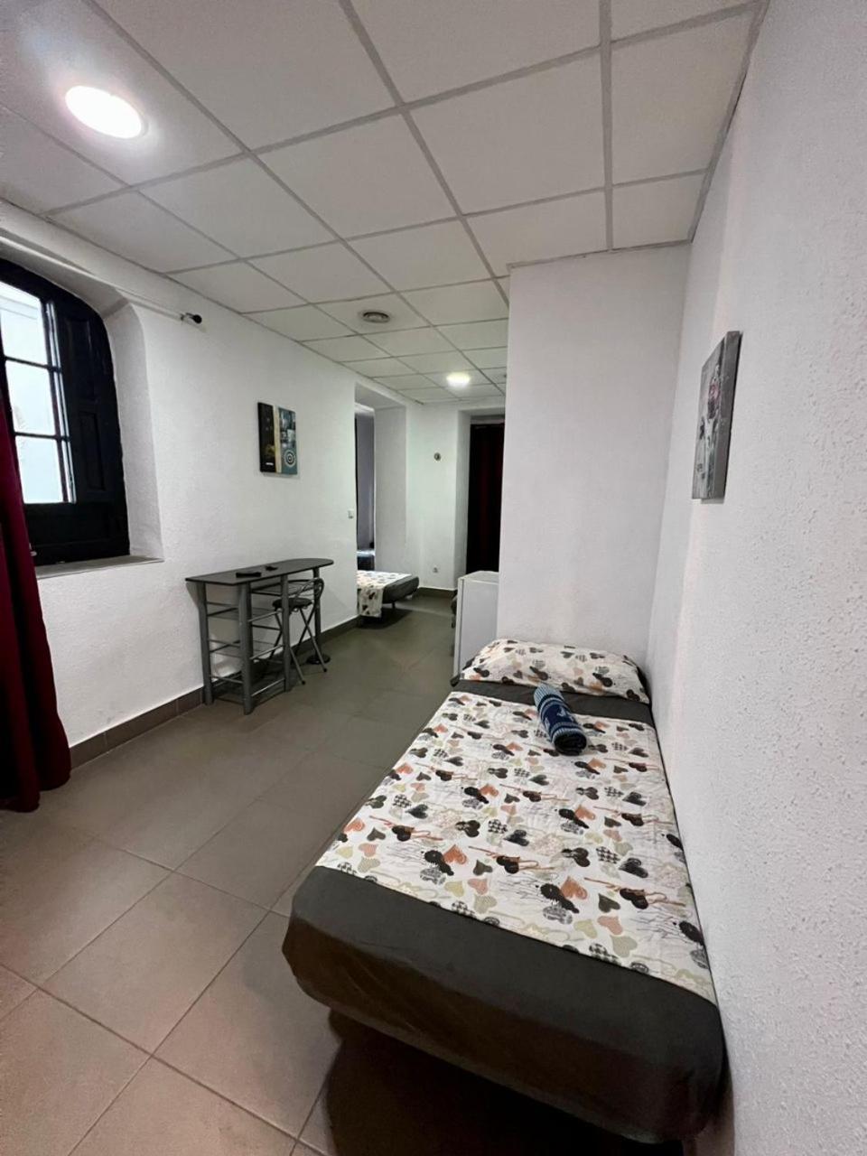 Hostal Milan Alicante Exterior foto Hostel in Madrid, Spain