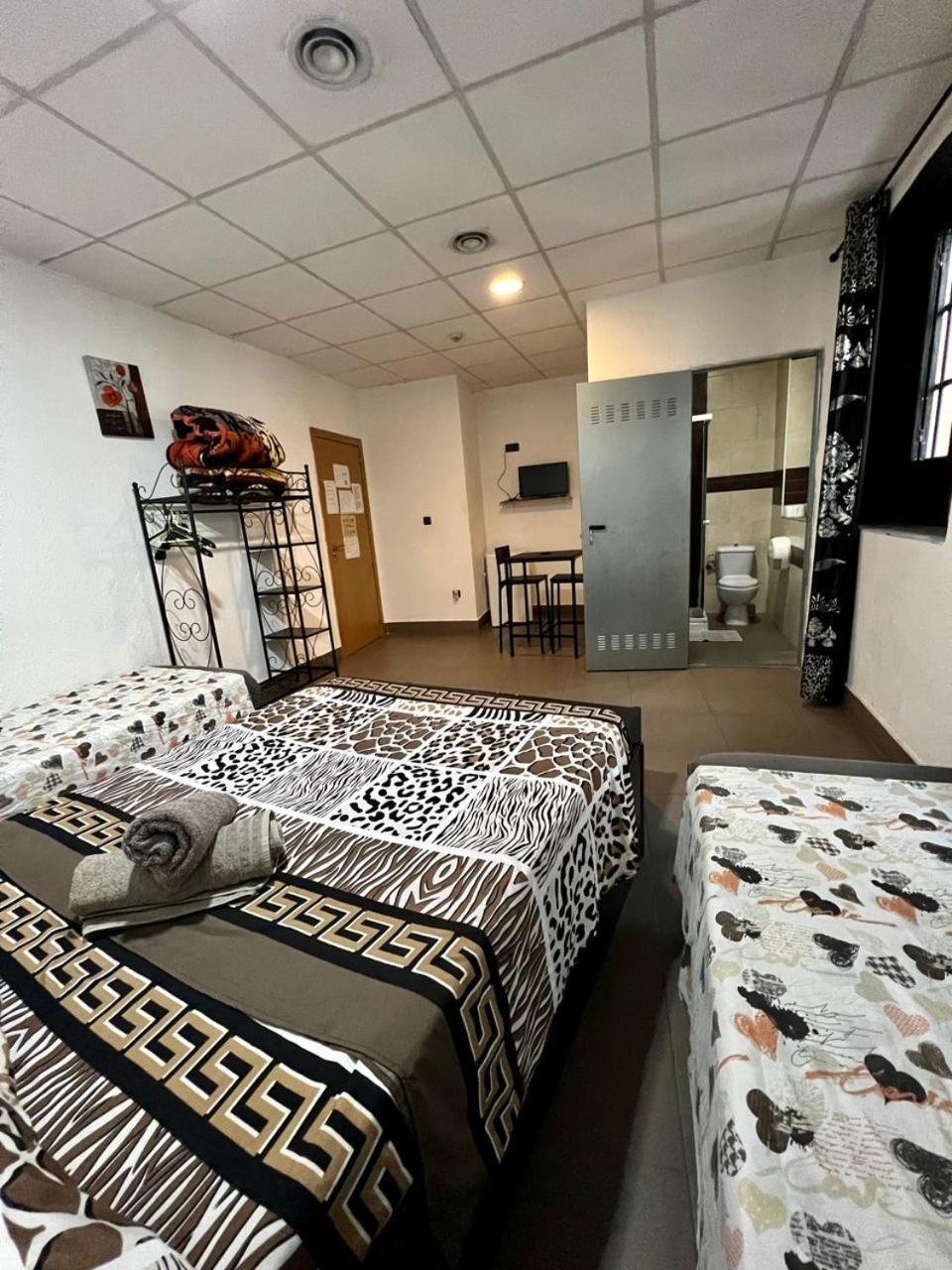 Hostal Milan Alicante Exterior foto A typical bedroom in the new residence halls