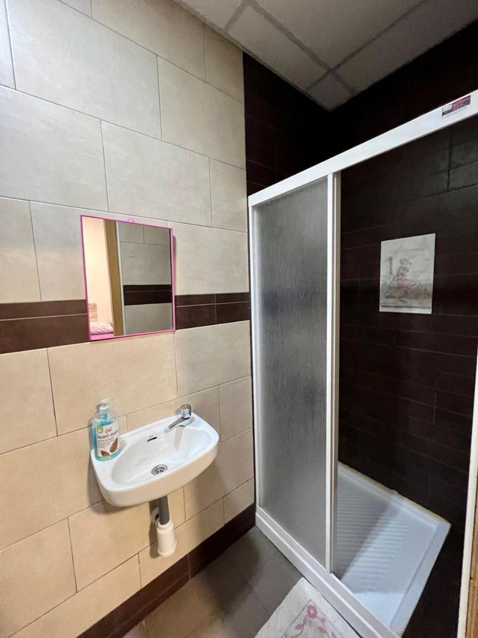 Hostal Milan Alicante Exterior foto A shower cubicle