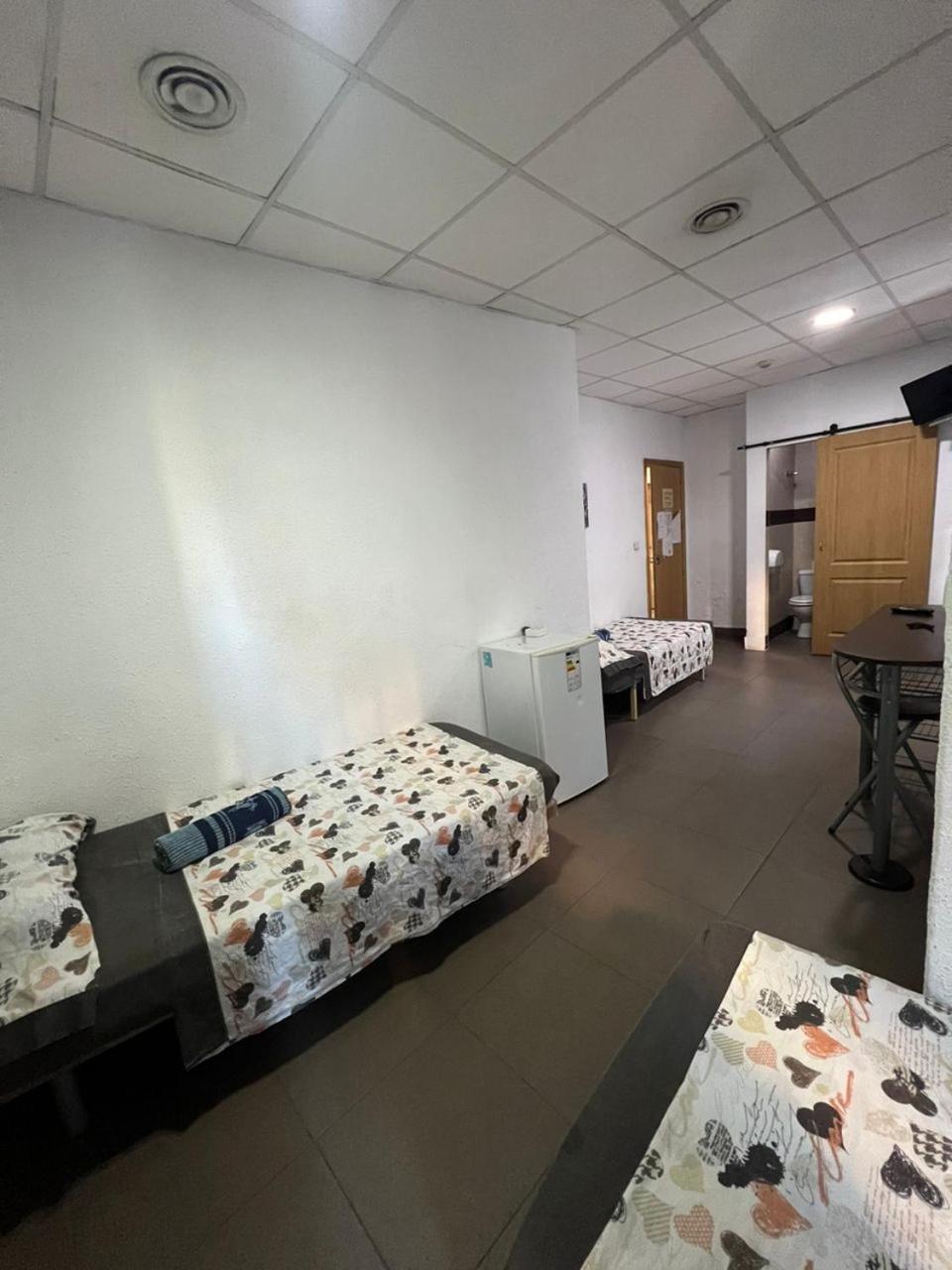 Hostal Milan Alicante Exterior foto A room at the shelter