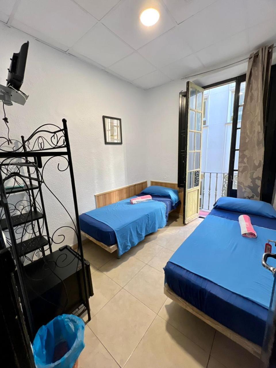 Hostal Milan Alicante Exterior foto A typical room at the hostel