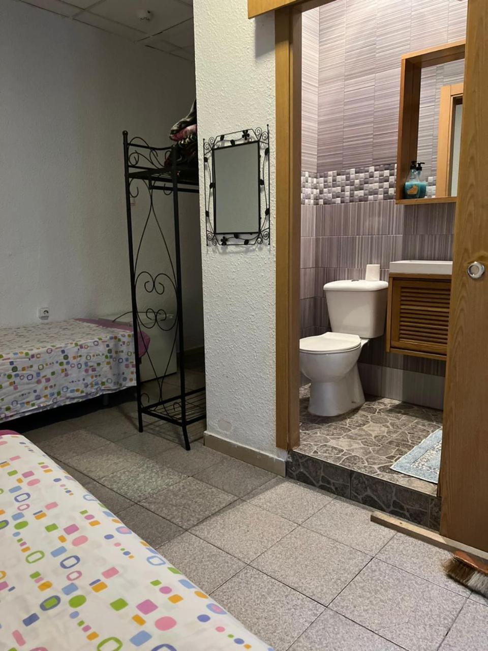 Hostal Milan Alicante Exterior foto A bathroom in a hostel